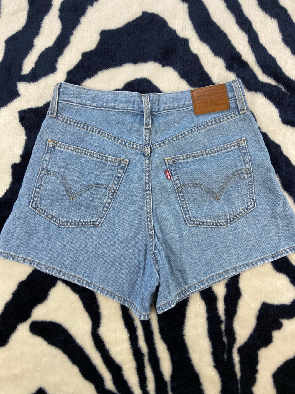 Levi's High Loose High-Rise Denim Jean Shorts Size 27
